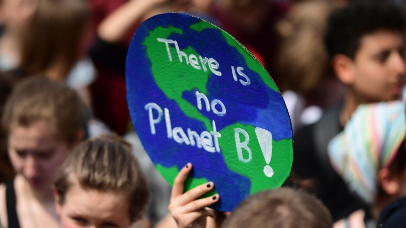 'No hay planeta B', reza una pancarta. EFE/ Clemens Bilan