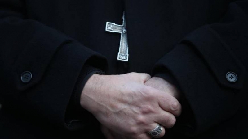 Detalle de las manos de un sacerdote.- EFE