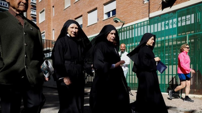 Un grupo de monjas acude a un centro de votación en el centro de Madrid, durante la jornada electoral para las elecciones municipales, autonómicas y europeas.- EFE/David Fernández
