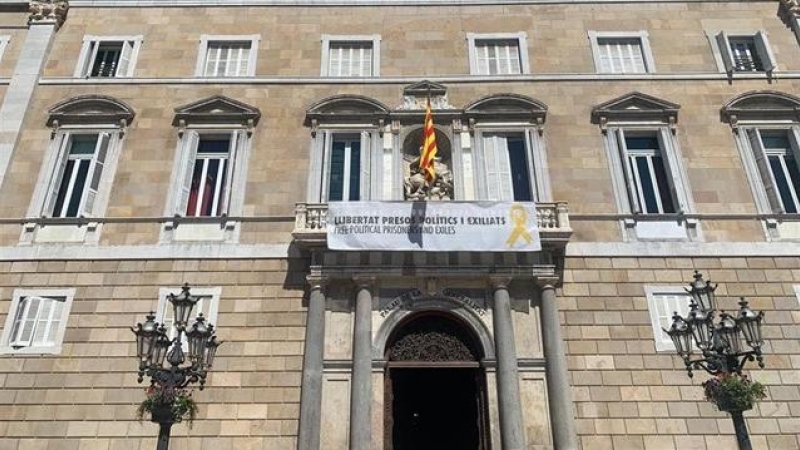 Torra vuelve a colgar la pancarta de los presos políticos en la Generalitat. Europa Press