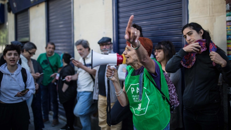 Una activista de la Plataforma de Afectados por la Hipoteca de Madrid, durante el intento de desahucio de una familia con dos hijos menores en la calles Argumosa de Madrid.- JAIRO VARGAS