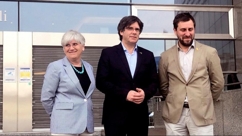 El expresident catalán Carles Puigdemont (c) acompañado por los exconsejeros Clara Ponsatí y Toni Comín | EFE