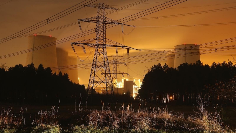 Torres de alta tensión cerca de una central eléctrica. E.P.