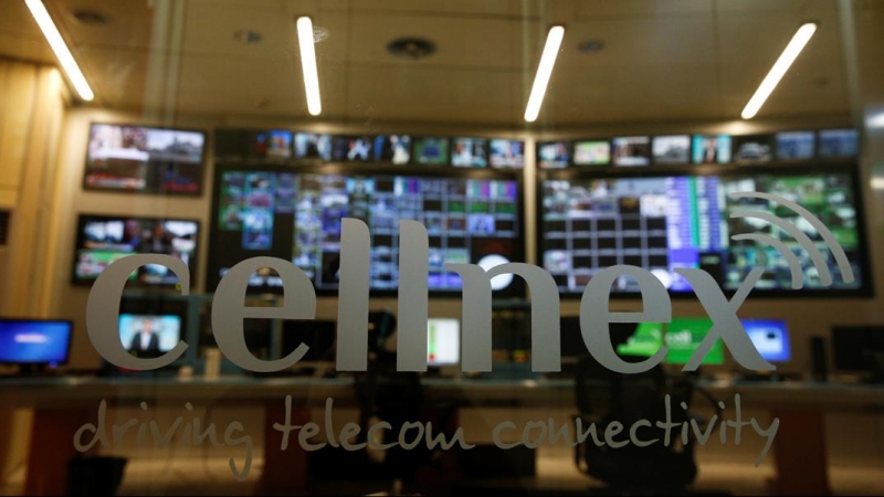 El logo de la operadora de infraestructuras de telecomunicaciones Cellnex, en la entrada de su centro de control en Madrid. REUTERS/Sergio Perez