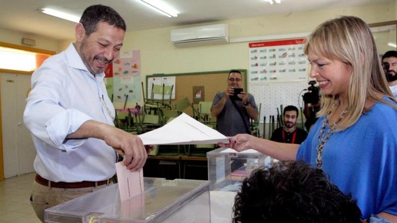 El presidente de CPM y actual líder de la oposición, Mustafa Aberchán, deposita su voto en una urna para las elecciones del 26M, este domingo en un colegio electoral de Melilla. EFE/Francisco García Guerrero