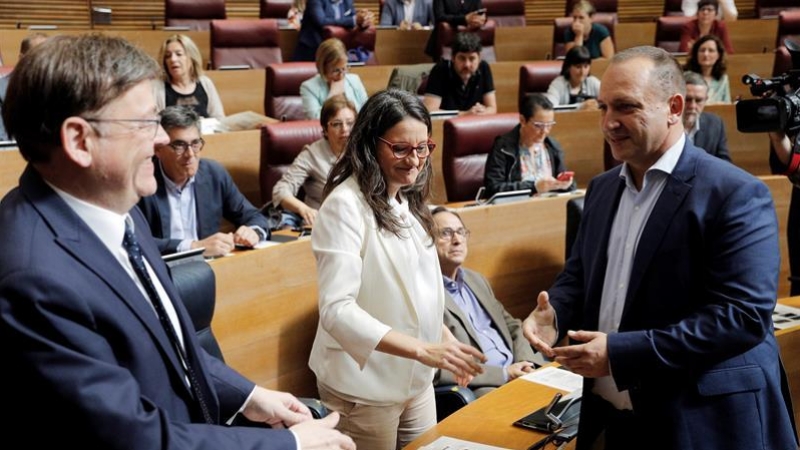 Ximo Puig, Mónica Oltra y Rubén Martínez Dalmau, al inicio del debate de investidura en Les Corts Valencianes. EFE/Manuel Bruque