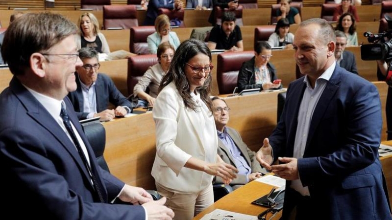 Ximo Puig, Mónica Oltra y Rubén Martínez Dalmau, al inicio del debate de investidura en Les Corts Valencianes. EFE/Manuel Bruque