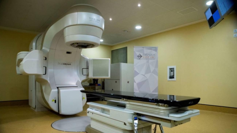Un acelerador lineal de radioterapia de los tres que recibirá  el hospital de Sant Pau de Barcelona donados por la Fundación Amancio Ortega. EFE