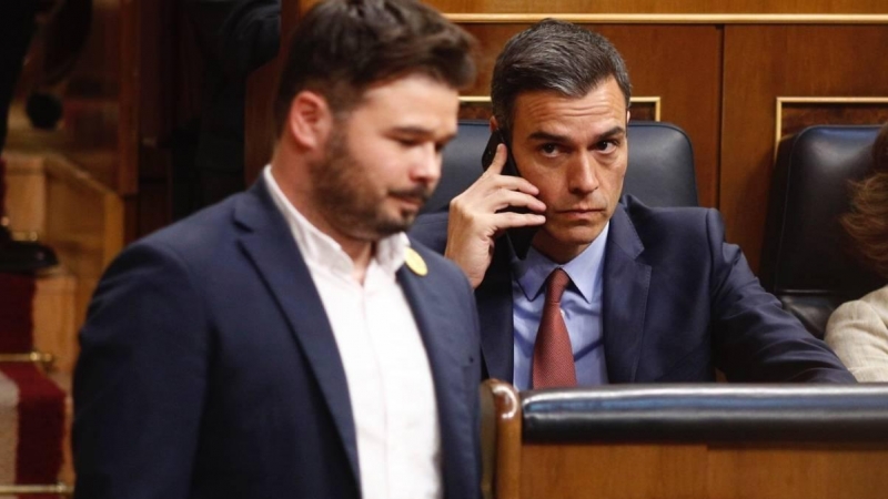 El diputado de ERC, Gabriel Rufian, pasa junto al presidente del Gobierno, Pedro Sánchez, en el Congreso de los Diputados. E.P./Eduardo Parra