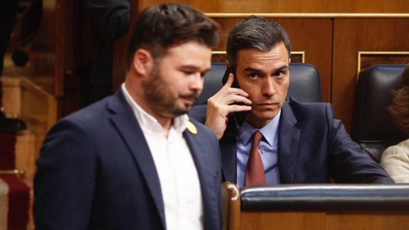 El diputado de ERC, Gabriel Rufian, pasa junto al presidente del Gobierno, Pedro Sánchez, en el Congreso de los Diputados. E.P./Eduardo Parra