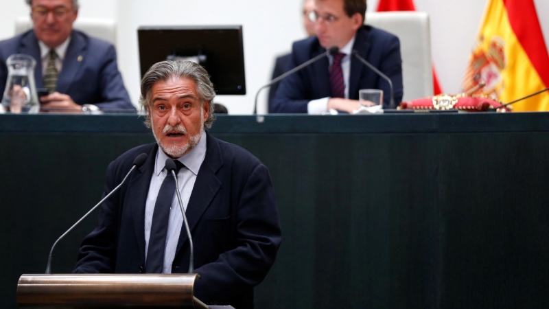 El candidato socislista a la alcaldía de Madrid, Pepu Hernandez, durante su intervención en la sesión constitutiva del ayuntamiento de Madrid hoy en el Palacio de Cibeles. El cabeza de lista del PP al Ayuntamiento de la capital de España, José Luis Martín