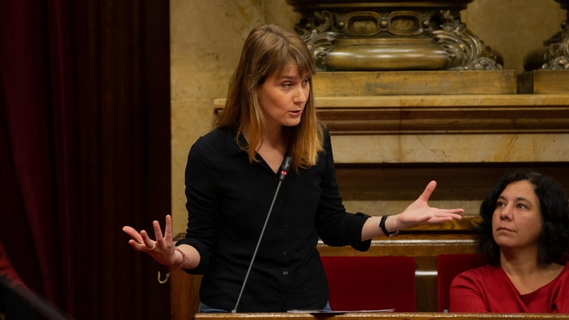 10.04-2019 - La presidenta de los comuns en el Parlament, Jéssica Albiach, interviene desde su escaño en una sesión plenaria en el Parlamento de Cataluña, en una imagen de archivo. / EUROPA PRESS