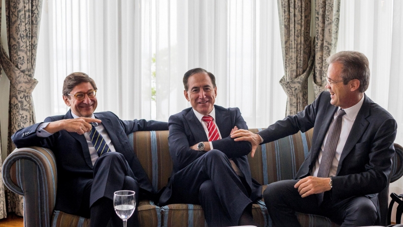 El presidente de CaixaBank, Jordi Gual (d); el presidente de Bankia, José Ignacio Goirigolzarri (i), y el presidente de Mapfre, Antonio Huerta (c), conversan antes de intervenir en un curso de la UIMP, en Satander. EFE/ Román G. Aguilera