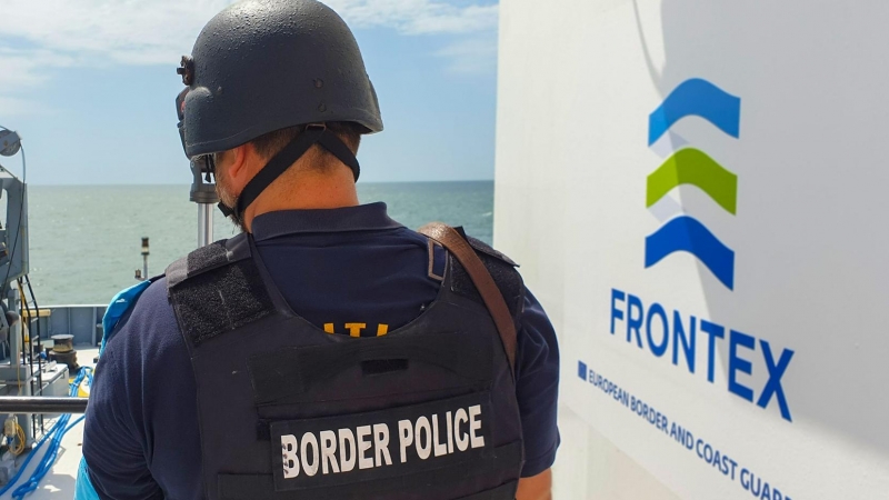 Un agente de Frontex en el Maeditarráneo.- FRONTEX