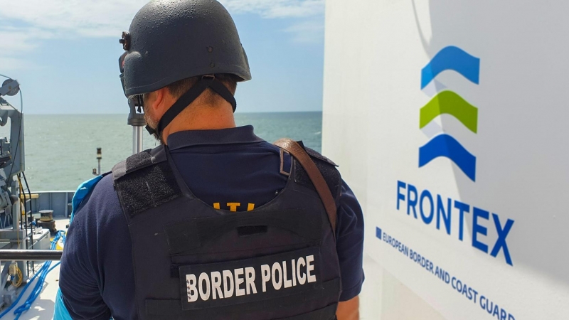Un agente de Frontex en el Maeditarráneo.- FRONTEX