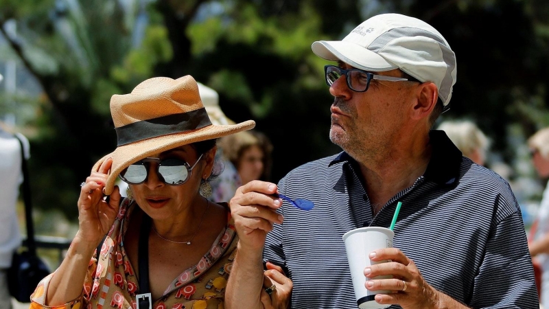 Una pareja de turistas pasea por las calles de Palma de Mallorca bajo el intenso calor | EFE