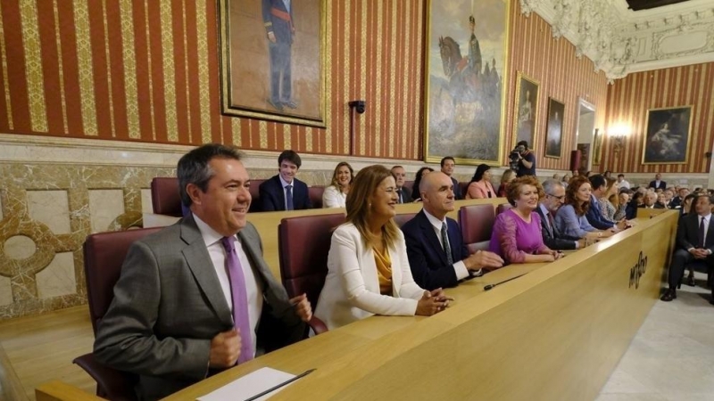 El alcalde de Sevilla, Juan Espadas, y su equipo, durante un Pleno. Europa Press