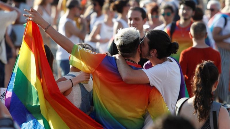 Participantes en la manifestación Pride LGTBI que recorre esta tarde las calles de Barcelona reivindicando las familias LGTBI bajo el lema 'We are family'. EFE