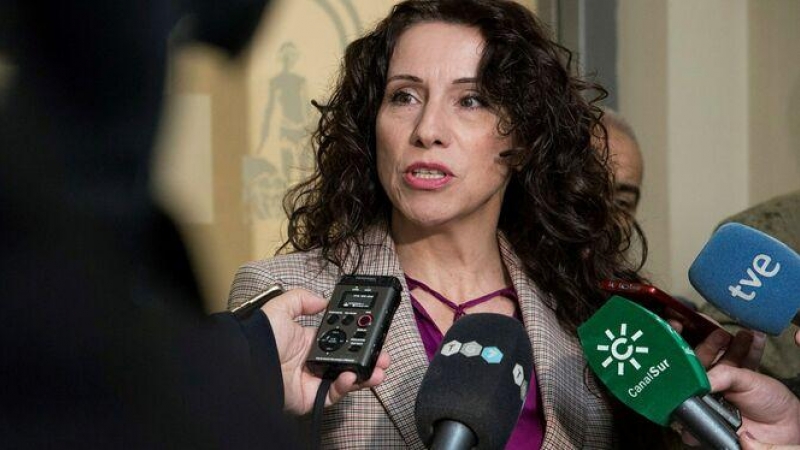 Rocío Ruiz atendiendo a los medios de comunicación. EFE/Archivo.