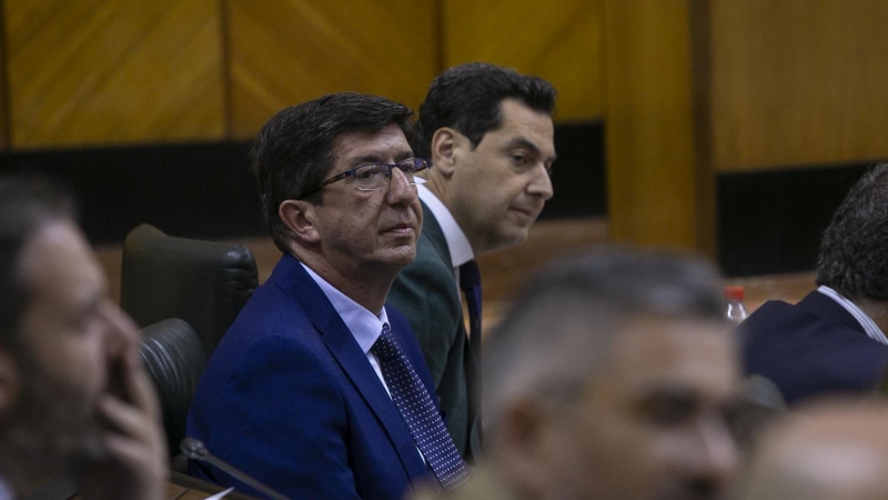 Juan Marín y Juanma Moreno, en el Parlamento de Andalucía