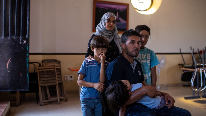 Mahmud Mohamed y su mujer, Muna Alahmed, embarazada de ocho meses, viven desde hace un mes en la parroquia San Carlos Borromeo de Vallecas con sus tres hijos pequeños. Esta familia de refugiados sirios fue obligada a volver a Madrid desde Alemania, donde