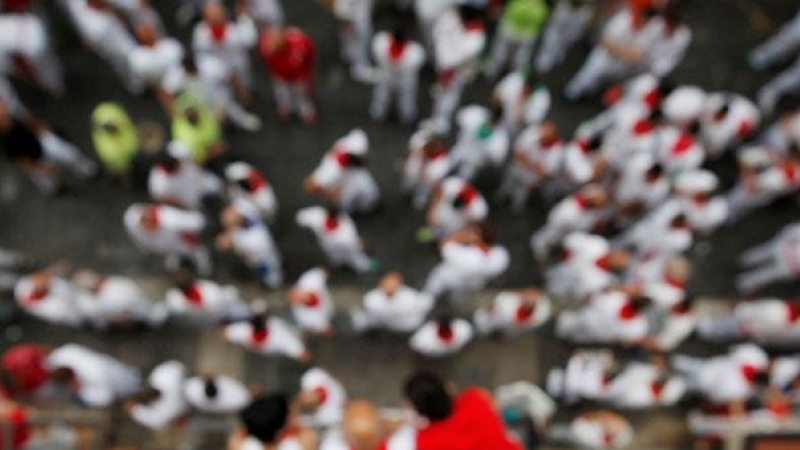 Participantes en un encierro de los sanfermines, en Pamplona. / EFE