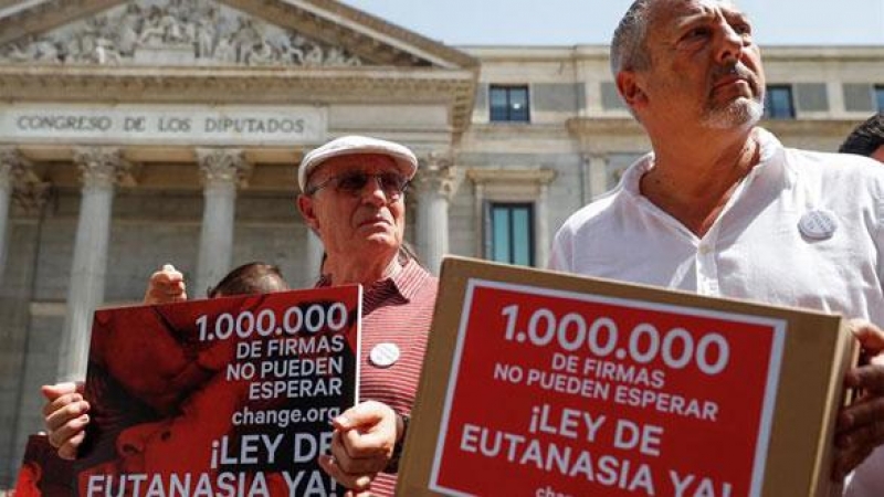 Ángel Hernández y Marcos Hourmann entregan un millón de firmsa en el Congreso para exigir una ley de eutanasia en España. / EMILIO NARANJO (EFE)