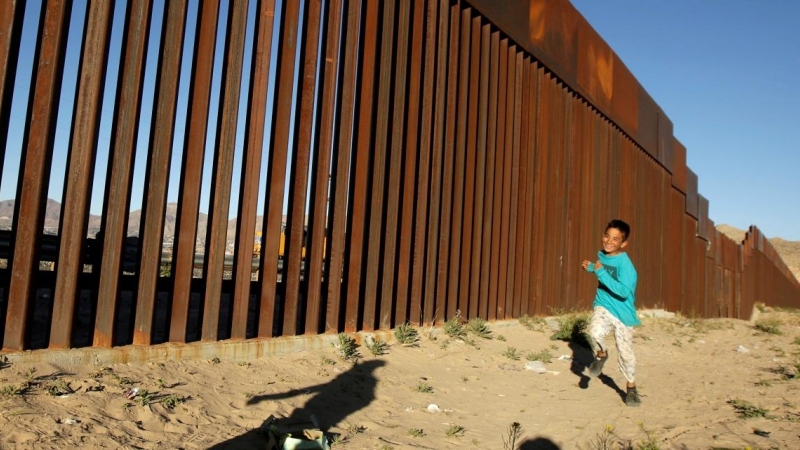 Un niño corre en la frontera que separa México de Estados Unidos. /Reuters-Jose Luis Gonzalez (Archivo)