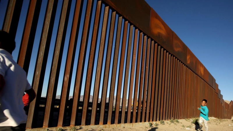 Un niño corre en la frontera que separa México de Estados Unidos. /Reuters-Jose Luis Gonzalez (Archivo)