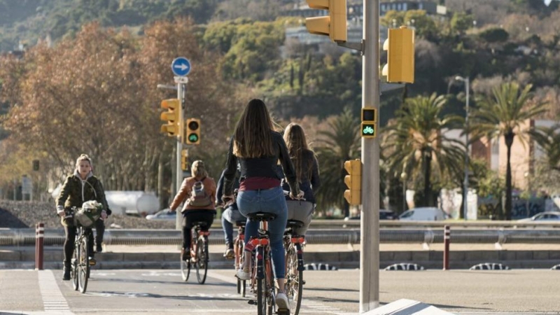 Carril bici al carrer Josep Carner de Barcelona. AJUNTAMENT DE BARCELONA.