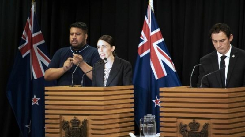 La primera ministra de Nueva Zelanda, Jacinda Ardern anunciando la prohibición de armas. AFP/ Yelim Lee