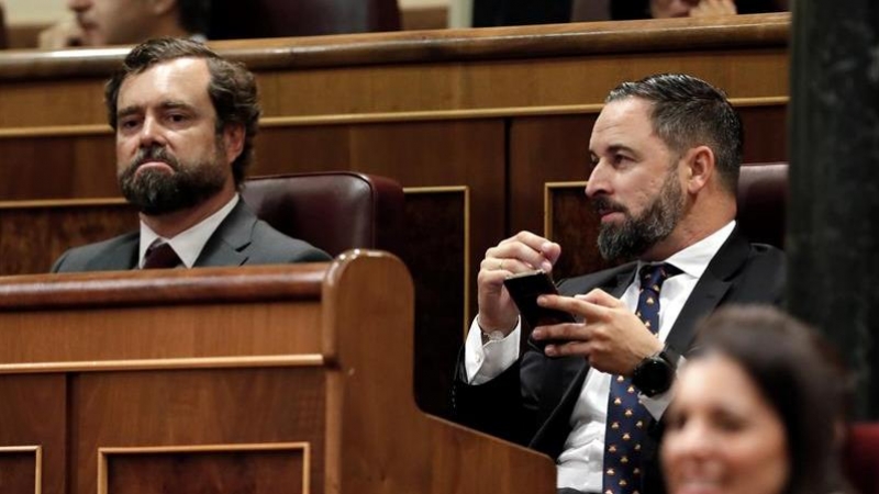 El presidente de Vox, Santiago Abascal (d), y el portavoz Iván Espinosa de los Monteros, durante el debate de investidura. /EFE