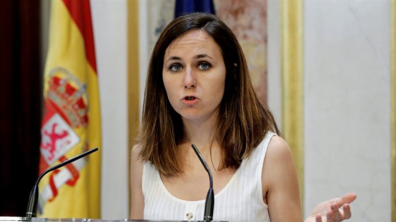 La portavoz de Unidas Podemos Ione Belarra, en el Escritorio del Congreso de los Diputados. EFE/Ballesteros