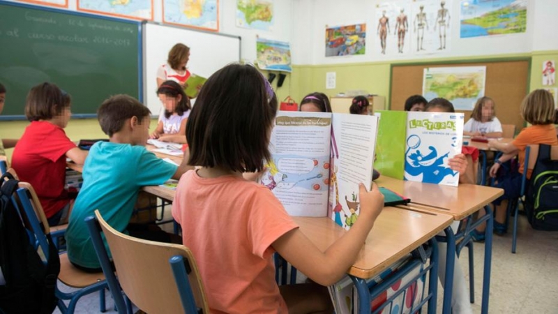 Niños y niñas en clase / EFE