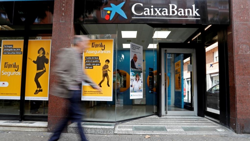 Una oficina de Caixabank en Barcelona. REUTERS/Yves Herman