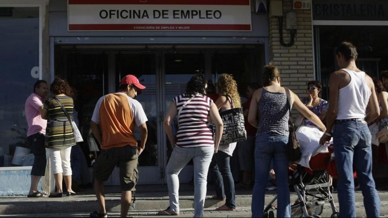 Parados haciendo cola en una oficinas de Empleo en Madrid. REUTERS/Susana Vera