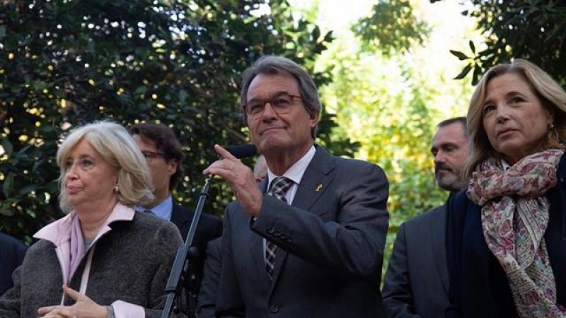 El expresidente de la Generalitat, Artur Mas, franqueado por la exconsellera de la Generalit de Catalunya, Irene Rigau y la exvicepresidenta Joana Ortega en rueda de prensa en relación a la sentencia del 9N. (David Zorrakino - Europa Press - Archivo)