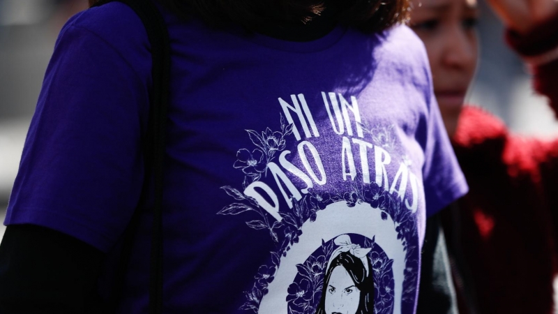 08/03/2019- Una mujer con la frase 'Ni un paso atrás (en referencia a la violencia machista)' durante la manifestación del 8-M