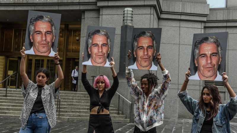 08/07/2019 - Cuatro jóvenes frente a los juzgados de Nueva York con imágenes de Jeffrey Epstein, acusado de tráfico sexual de menores. / AFP - STEPHANIE KEITH