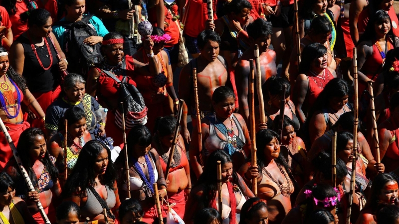 Indígenas participan en una marcha para exigir respeto por sus derechos y protestar contra el presidente de Brasil, Jair Bolsonaro. Reuters