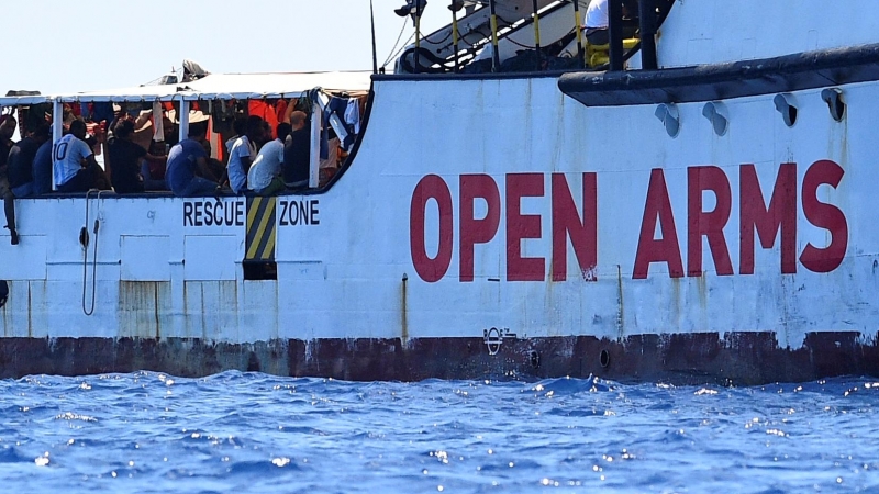 Migrantes permanecen en el barco del Open Arms. - REUTERS