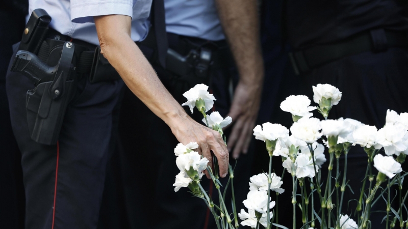 Miembros del cuerpo de los Mossos d,Esquadra depositan claveles blancos, durante el acto institucional celebrado este sábado en conmemoración del segundo aniversario del atentado terrorista del 17A en las Ramblas de Barcelona | EFE