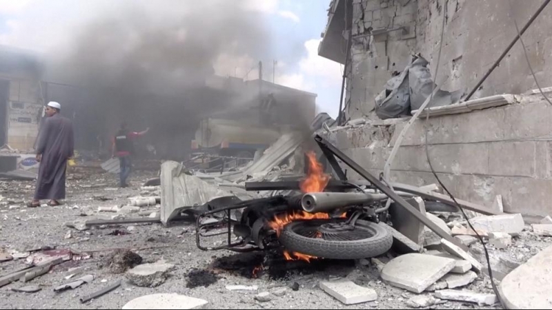 Imagen de un bombardeo sobre la ciudad siria de Idlib | Reuters