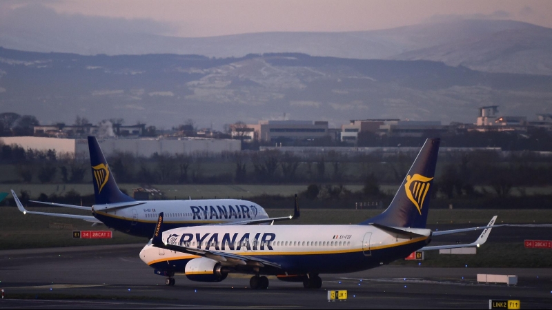 Un avión de Ryanair a punto de despegar.- REUTERS