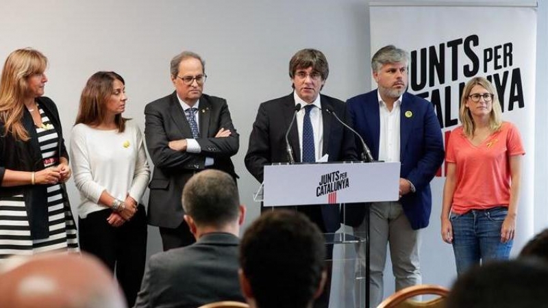 El president català, Quim Torra, i l'expresident Carles Puigdemont, fan una roda de premsa a Brussel·les després d'una reunió de Junts per Catalunya (JxCat) acompanyats de la portaveu de JxCat al Congrés dels Diputats, Laura Borràs, la portaveu del Govern