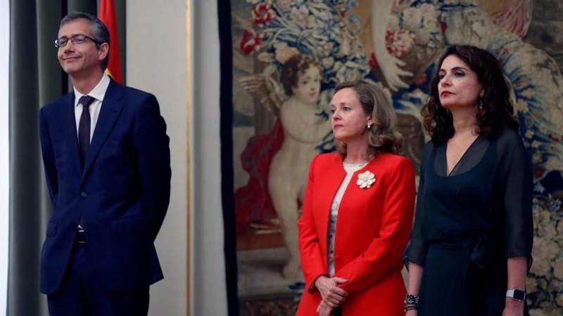 Las ministras de Economía, Nadia Calviño, y de Hacienda, Maria Jesús Montero, en la toma de posesión de Pablo Hernández de Cos como gobernador del Banco de España, en junio de 2018. EFE