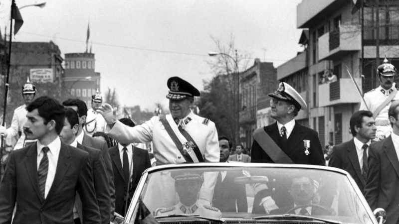 El general Augusto Pinochet (l), jefe de la junta militar chilena, saluda el 11 de septiembre de 1973 en Santiago, poco después de la muerte del presidente Allende, elegido en las urnas.- AFP