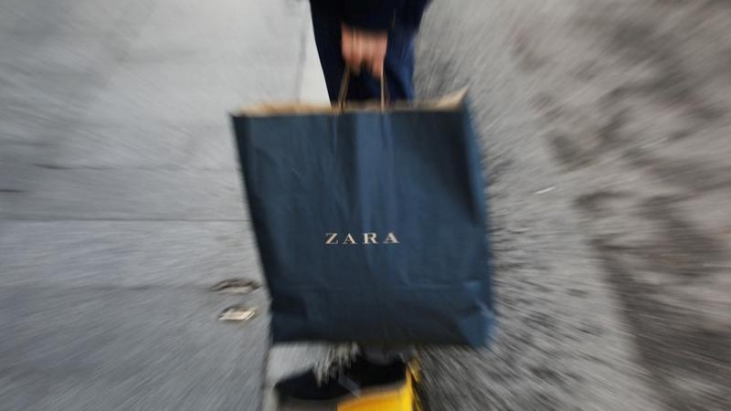 Un hombre sostiene una bolsa de Zara, la principal enseña de Inditex, en el centro de Madrid. REUTERS/Susana Vera