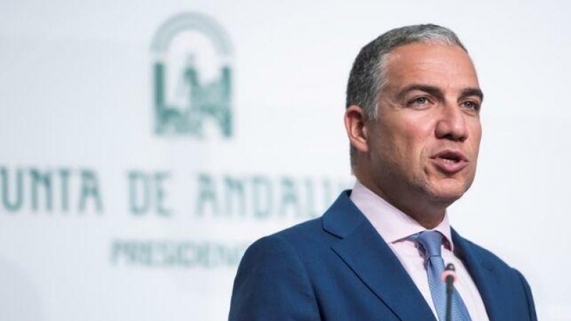 El portavoz del Gobierno andaluz, Elías Bendodo, anuncia la puesta en marcha de un teléfono de violencia intrafamiliar. / EFE