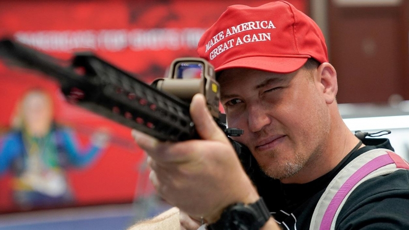 21/04/2019 - Un asistente a la Convención Anual de la Asociación Nacional del Rifle (ANR) con un rifle semiautomático. / REUTERS - BRYAN WOOLSTON